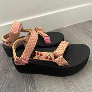 Teva Flatform Universal Sandal cherries cherry checkerboard